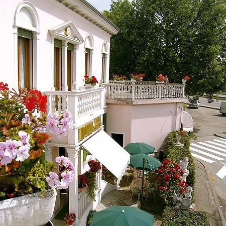 Serena Hotel